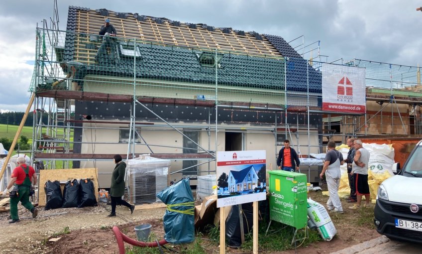 Das Dach wird gedeckt, die Fenster und Türen wurden eingebaut. Nun ist der Rohbau geschlossen.