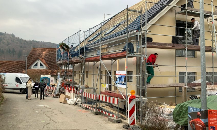 An allen Ecken wird rumgewuselt. Von außen sieht das Haus schon gut aus.
