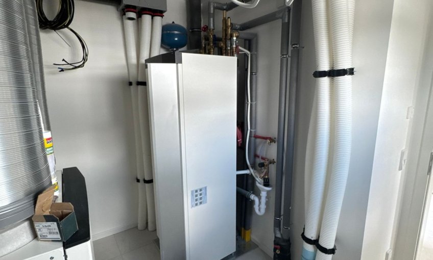 Der Innenausbau läuft auf Hochtouren, der Technikraum ist fast fertig.