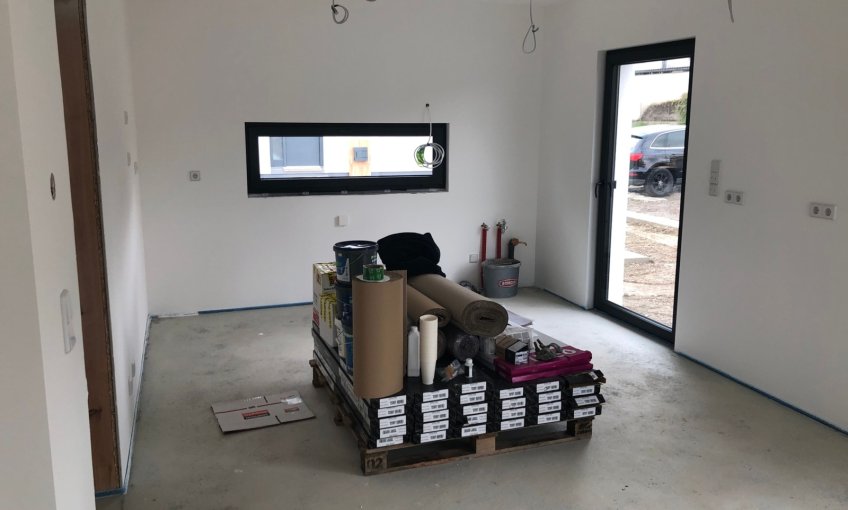 Der Innenausbau läuft auf Hochtouren. Der Estrich im Haus wurde eingebaut. Der Fußbodenbelag wartet darauf das es verlegt werden kann.