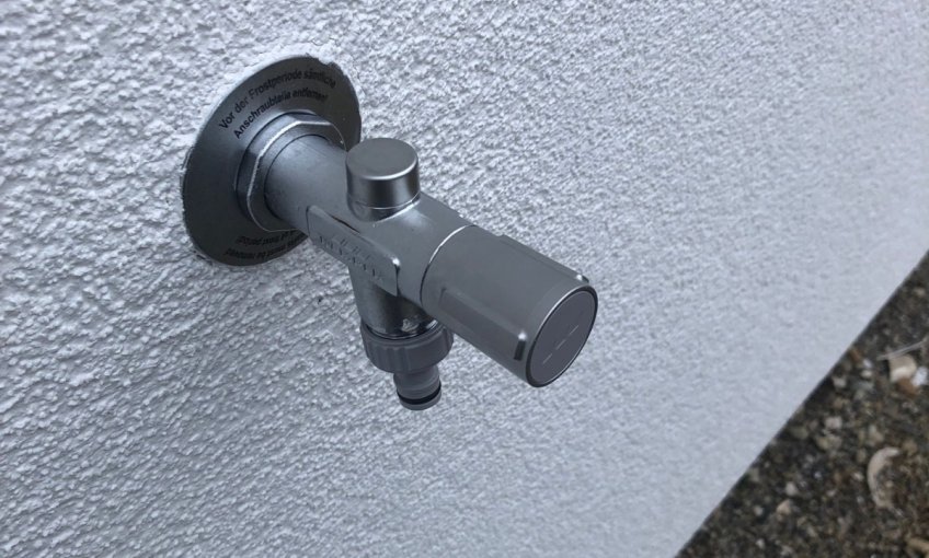 Außen am Haus wurde ein Wasserhahn angebracht.