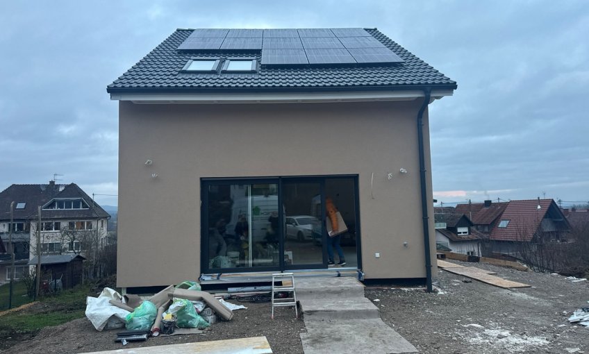 Auf dem Dach der Bauherren wurden die PV-Anlagen montiert.