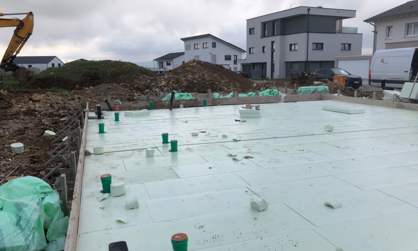 Die Bodenplatte wurde eingeschalt und mit einer Dämmung ausgelegt.