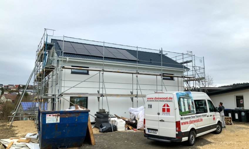 Die Module der Photovoltaikanlage wurden auf dem Dach des Hauses montiert.