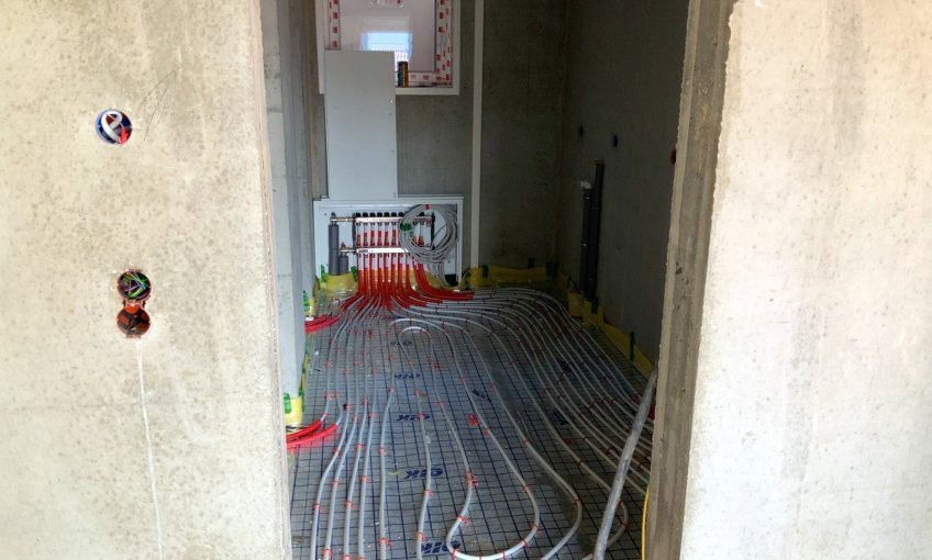Die Fußbodenheizung ist am Verteilerkasten angeschlossen.