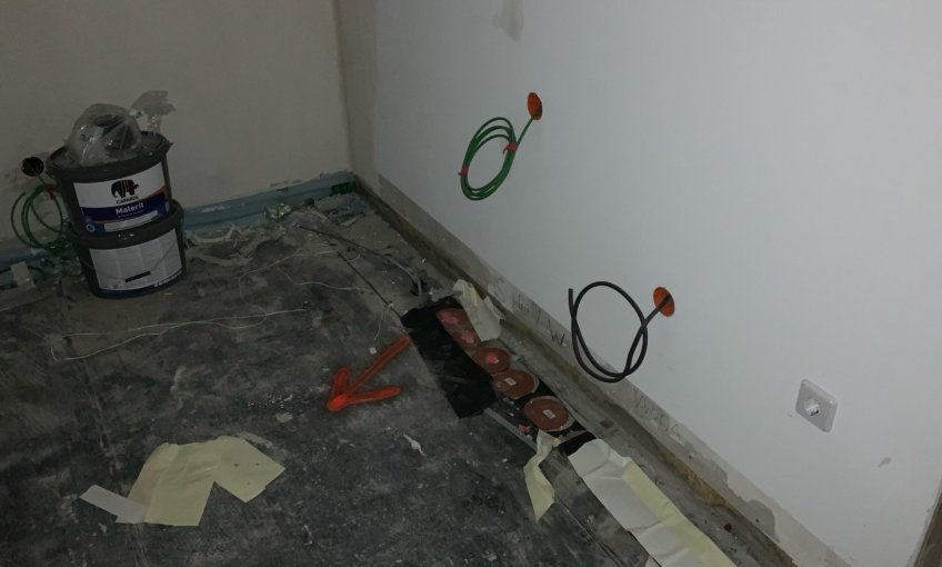 Auch der Innenausbau hat begonnen. Die ersten Anschlüsse sind im Haus verlegt.