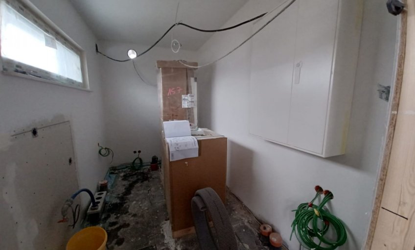 Es hat sich viel getan auf der Baustelle der Bauherrenfamilie. Der Rohbau steht und ist geschlossen. Im Haus läuft der Ausbau auf Hochtouren. Bald wird das Haus mit Leben gefüllt sein.