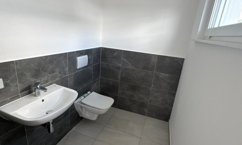 Das Gäste-WC hat seine Fliesen und Armaturen bekommen, hier fehlen nur noch die Lampen und der Spiegel.
