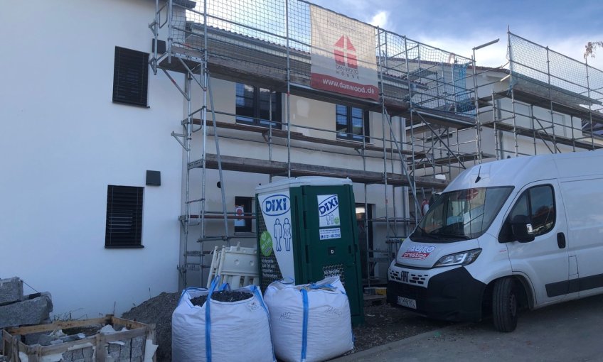 Der Rohbau ist vollständig geschlossen. Der Innenausbau kann somit starten.