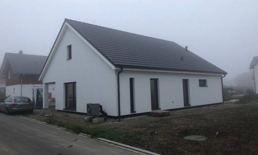 Vorm Haus wurde der Lüfter für die Luft-Wasser-Wärmepumpe aufgebaut.