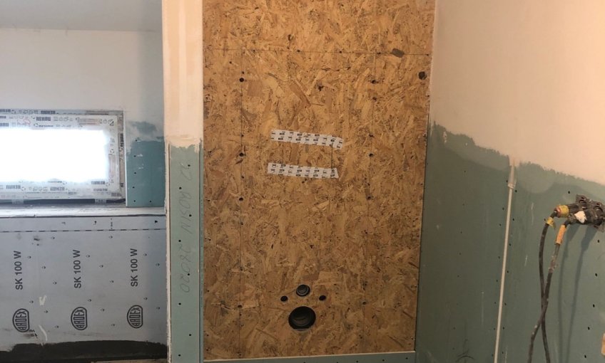 Der Innenausbau im Badezimmer schreitet voran.