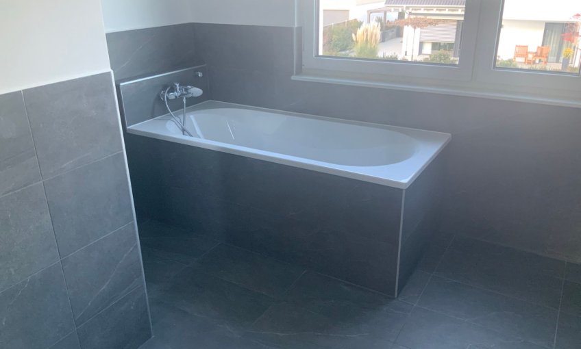 Das Badezimmer wurde gefliest und die Badewanne eingebaut.