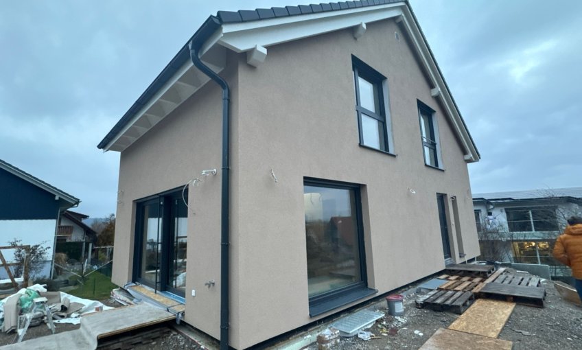 Der Innenausbau ist fast fertig, das Haus ist verputzt und das Gerüst entfernt. In großen Schritten neigt sich der Innenausbau dem Ende zu. Die Bilder zeigen: Hier entsteht ein richtig schickes Haus!