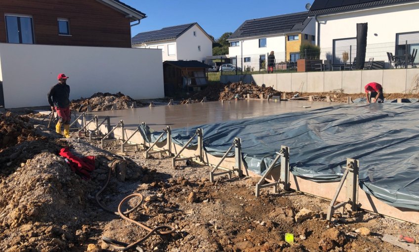Die Bodenplatte wurde betoniert.