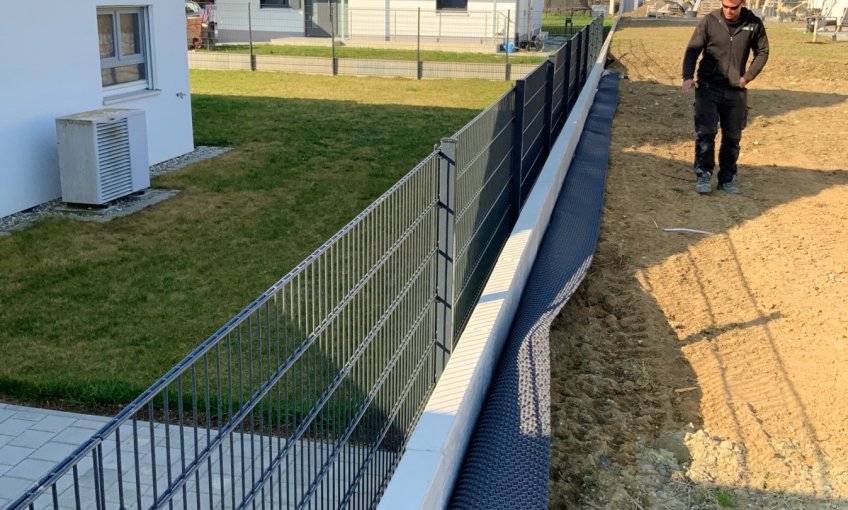 L-Steine wurden zum Nachbargrundstück gesetzt.