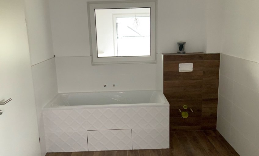 Im Haus hat sich im Zuge des Innenausbaus einiges getan. Hier die ersten Eindrücke aus dem Badezimmer.