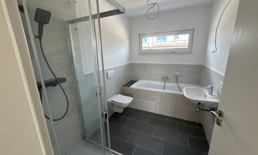 Im Bad wurde eine moderne Dusche und Badewanne installiert. 