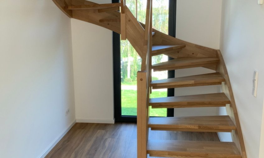 Die Treppenstufen und das Geländer wurden montiert.