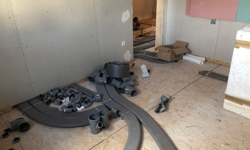 Die Lüftungsanlage wird im ganzen Haus verlegt. 