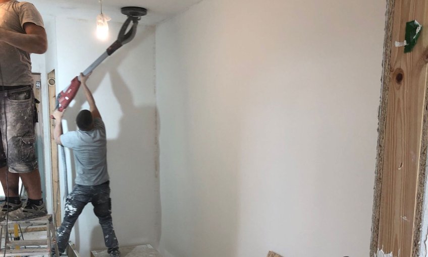 Die Innenwände wurden verputzt und jetzt glattgeschliffen.