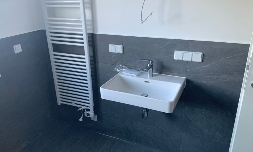 Die Sanitärobjekte und Armaturen werden montiert.