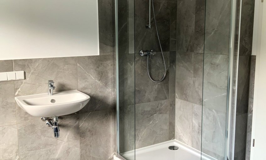 Im Badezimmer hat sich einiges getan – Der Fliesenleger war fleißig, Dusche und die Sanitärobjekte wurden ganz nach Kundenwunsch eingebaut.