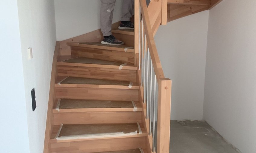 Außerdem ist die Treppe inzwischen eingebaut.