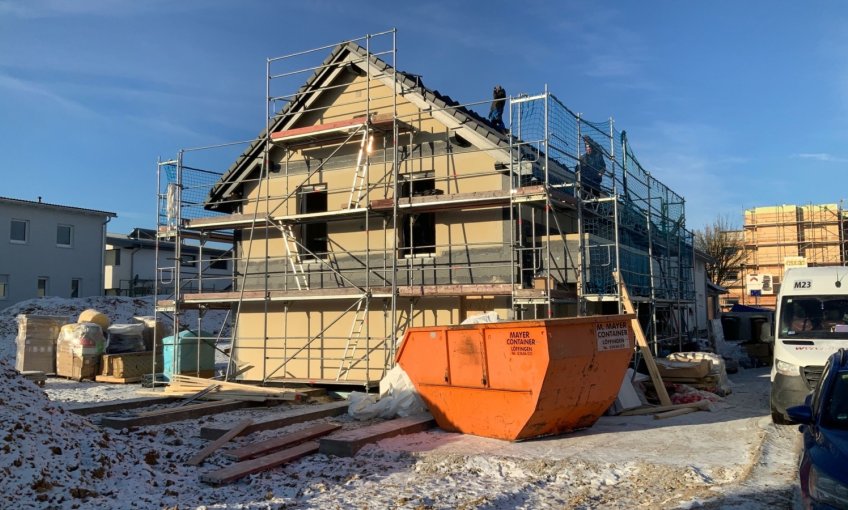 Es hat sich einiges auf dem Baugrundstück der Bauherren L. getan: Nachdem der Keller errichtet wurde, konnten die Arbeiten am Rohbau starten. 