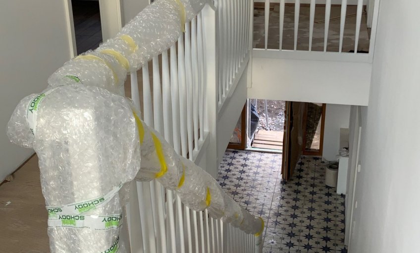 Die Treppe ist fertig eingebaut, die Fliesen im Erdgeschoss sind verlegt und die Malerarbeiten sind abgeschlossen.