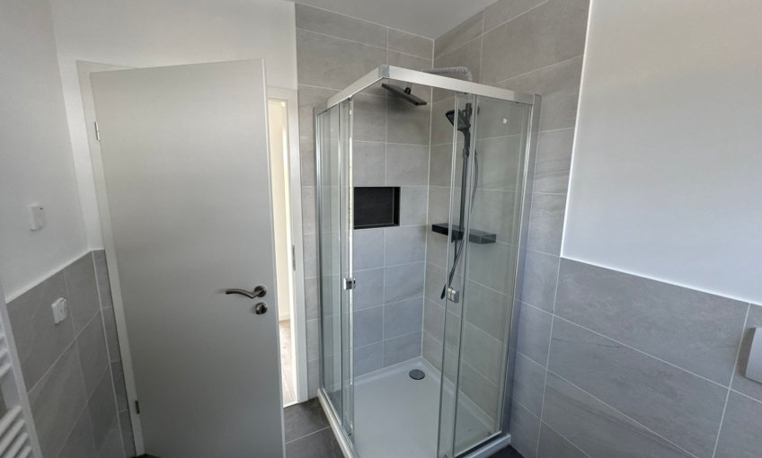 Auch das Bad ist fertig. Der Innenausbau ist fast abgeschlossen.
