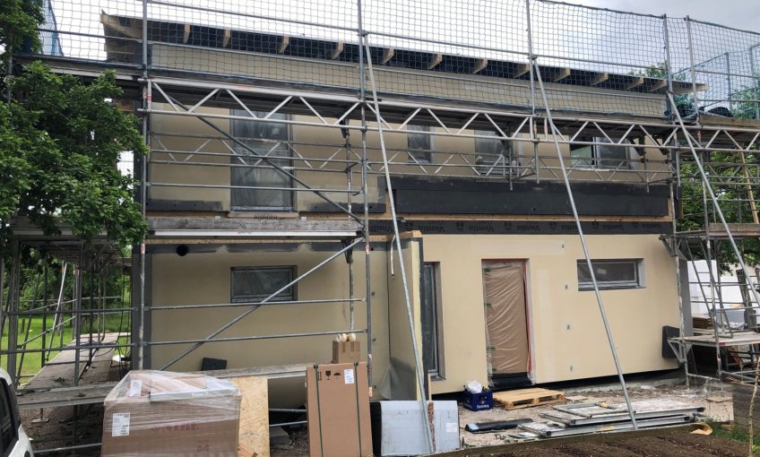 Das Haus wurde geliefert und aufgebaut.