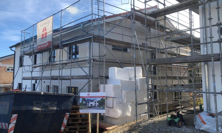 Ein besonderer Abschnitt beim Hausbau ist abgeschlossen. Die Außenansicht des DanWood Hauses „Partner 142W“.