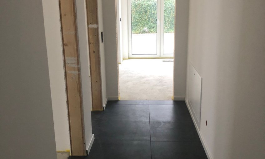 Der Boden im Flur wurde verlegt.