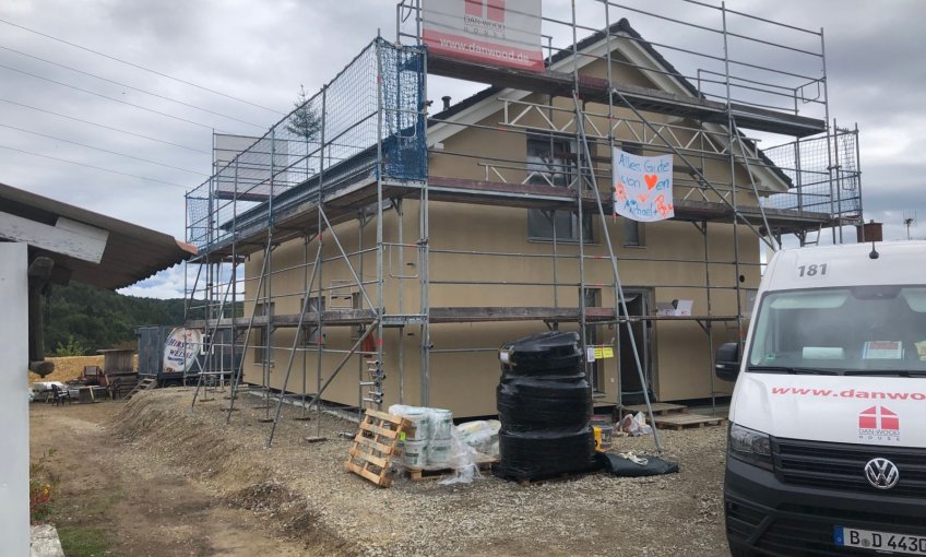 Auch von außen sieht das Haus jetzt gut aus. Der Außenputz wurde aufgetragen.