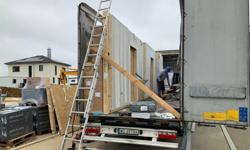 Heute ist ein großer Tag, das Haus wurde angeliefert.