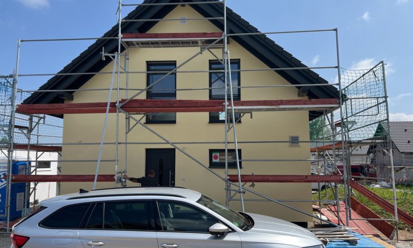 In der Zwischenzeit wurde die Fassade des Hauses gestrichen.