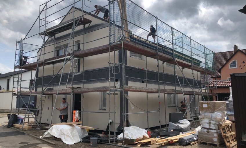 Das Dach wird eingedeckt. Der Rohbau ist fast fertig, bald kann mit dem Innenausbau begonnen werden.