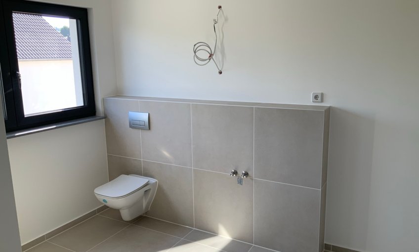 Die Sanitärobjekte wurden montiert die Bäder sind fertig.