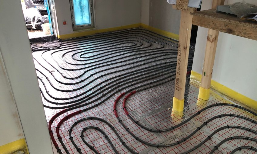 Im gesamten Haus wurde die Fußbodenheizung verlegt.