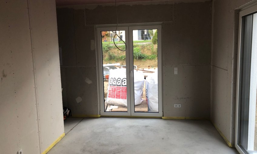 Der Estrich wurde verlegt und kann nach einer kurzen Trocknungszeit belegt werden.