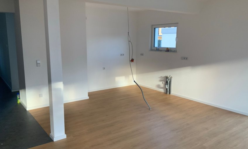 Endspurt im Innenausbau! Die Maler- und Tapezierarbeiten wurden fertiggestellt und auch die Bodenbeläge wurden verlegt.