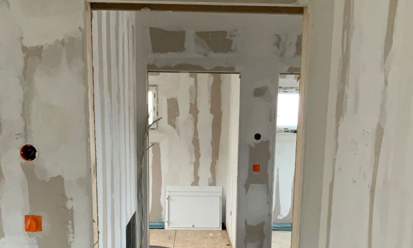 Die Wände im Haus wurden verspachtelt.