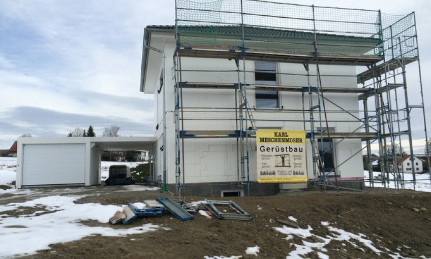 Rohbau. Das Dach und die Fenster sind fertig.