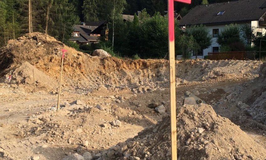 Baustellenvorbereitung: Das Grundstück ist für die Baustelle vorbereitet.