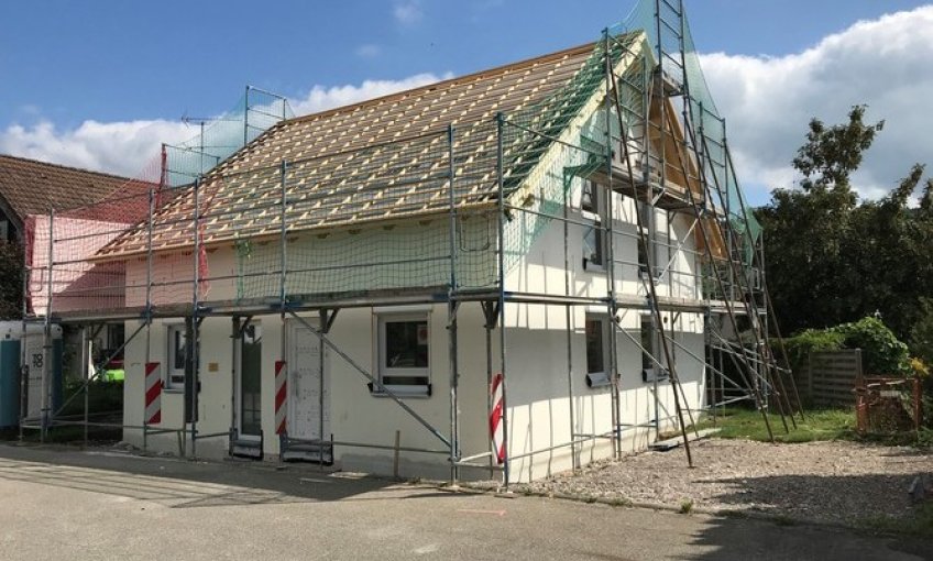 Fast fertig: Das neue Eigenheim bekommt ein Satteldach. Der Rohbau kommt zum Abschluss.