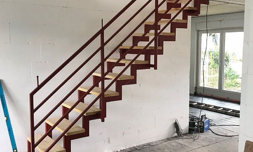 Die Bautreppe wurde montiert und die Trockenbauer sind auch am Werk.