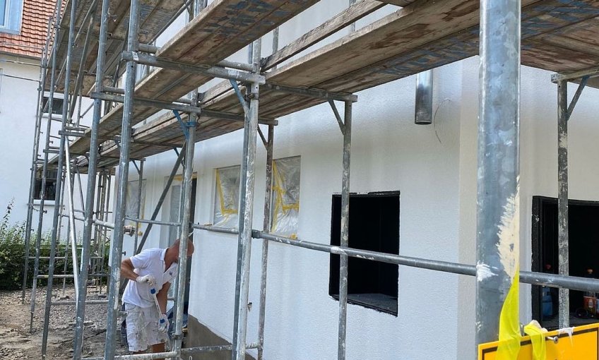 Die Fassade wird gestrichen, sodass in Kürze das Gerüst abgebaut werden kann.