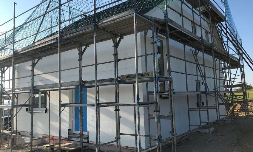 Inzwischen ist das Dach fertig eingedeckt und die Fenster sind eingebaut. Der Rohbau ist somit geschlossen.