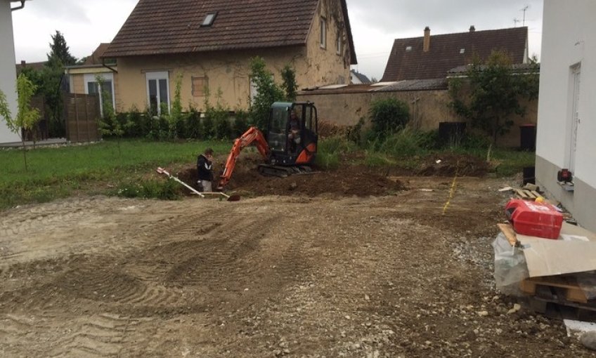 ...hier laufen die Vorbereitungen für das Garagenfundament.