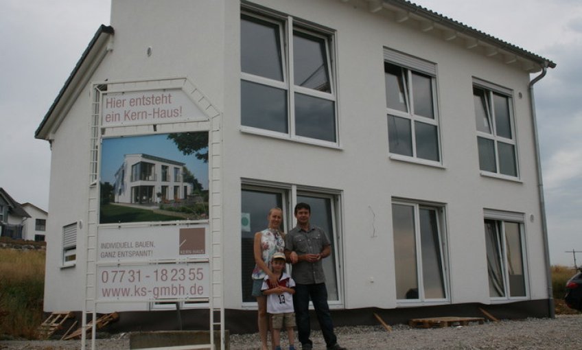 Das Haus ist fertig und die Familie W. kann einziehen.